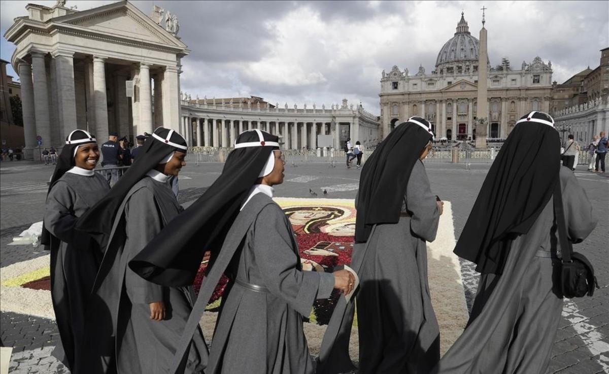 Un grupo de monjas llega a una misa celebrada a finales de junio del 2017 en el Vaticano.