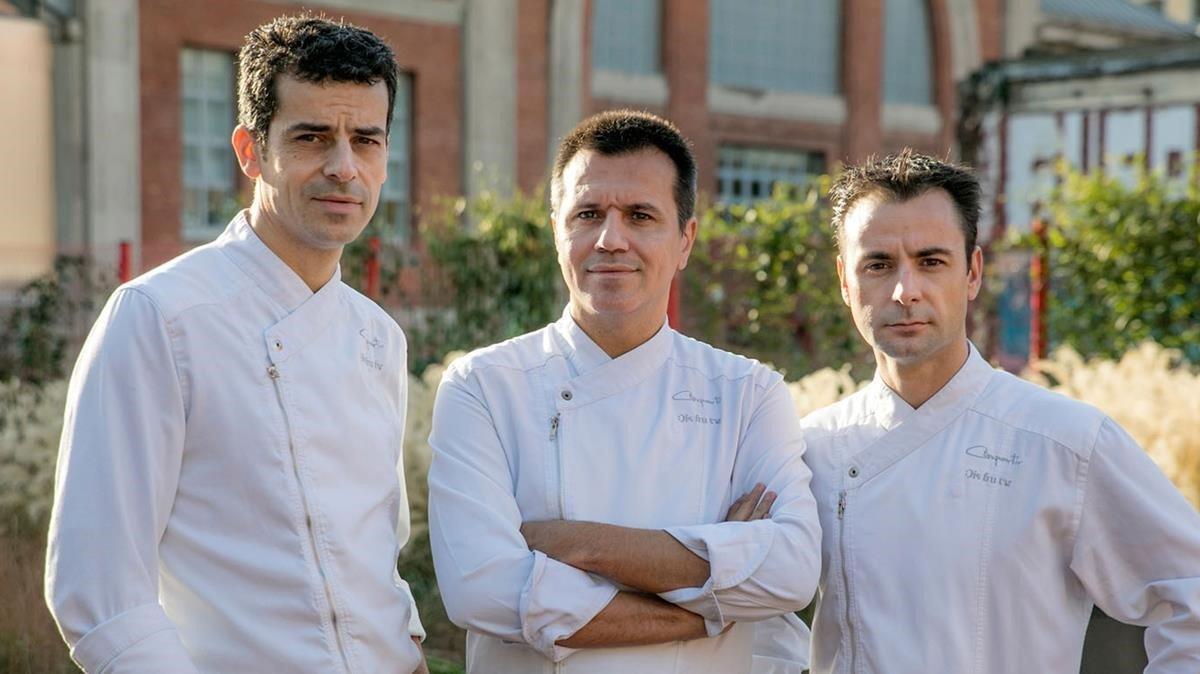 De izquierda a derecha, Mateu Casañas, Oriol Castro y Eduard Xatruch, el trío del restaurante Disfrutar, en Barcelona.