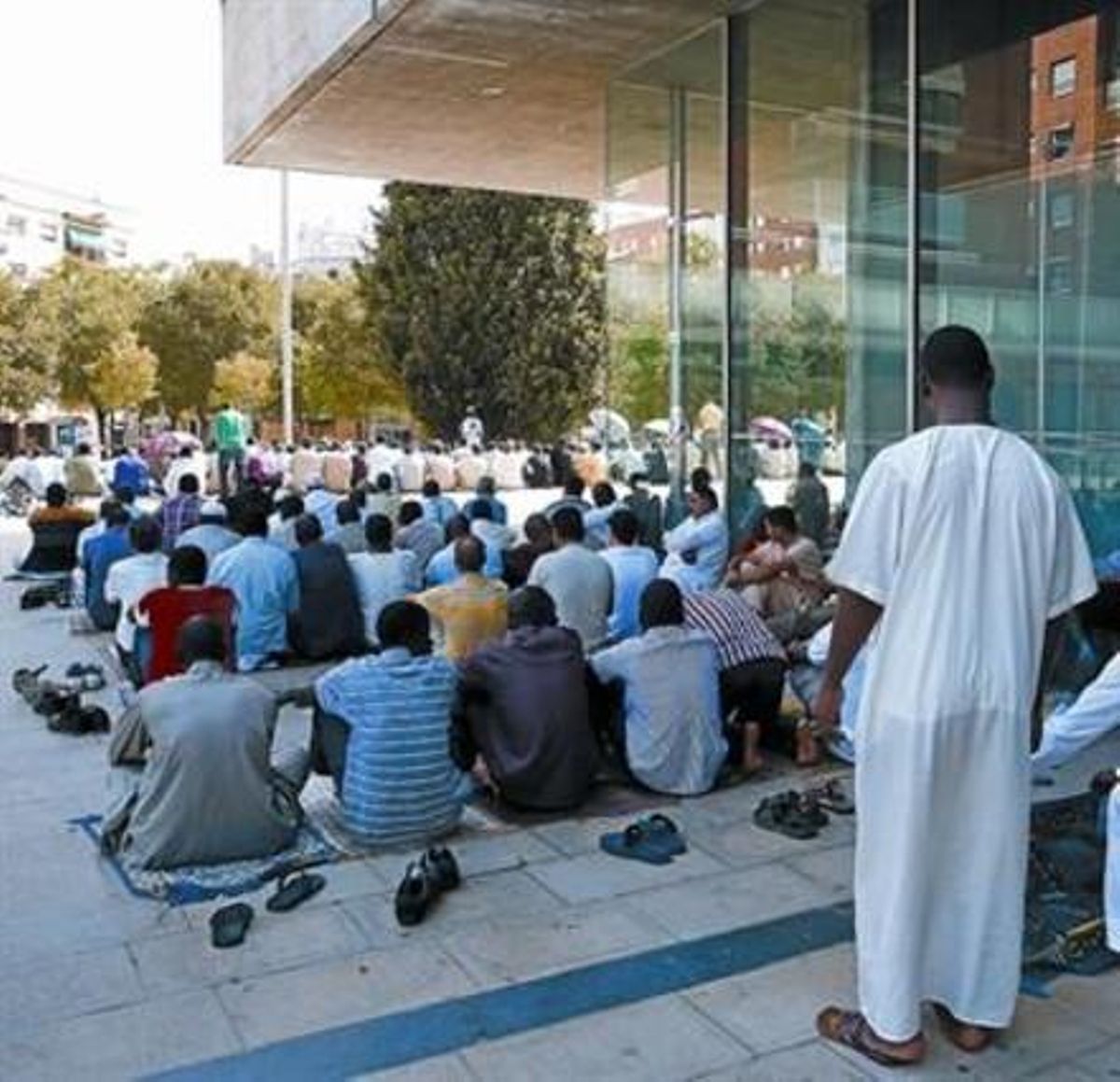 Miembros de la comunidad musulmana de Al Huda rezan ante el Ayuntamiento de Mollet, ayer por la tarde. Miembros de la comunidad musulmana de Al Huda rezan ante el Ayuntamiento de Mollet, ayer por la tarde.