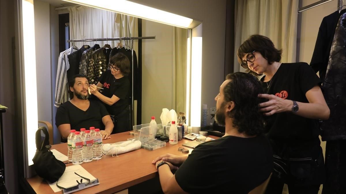 Sesión de maquillaje de Jorge de León, durante los preparativos para el estreno de ’Turandot’, en el Liceu. Sesión de maquillaje de Jorge de León, durante los preparativos para el estreno de ’Turandot’, en el Liceu.