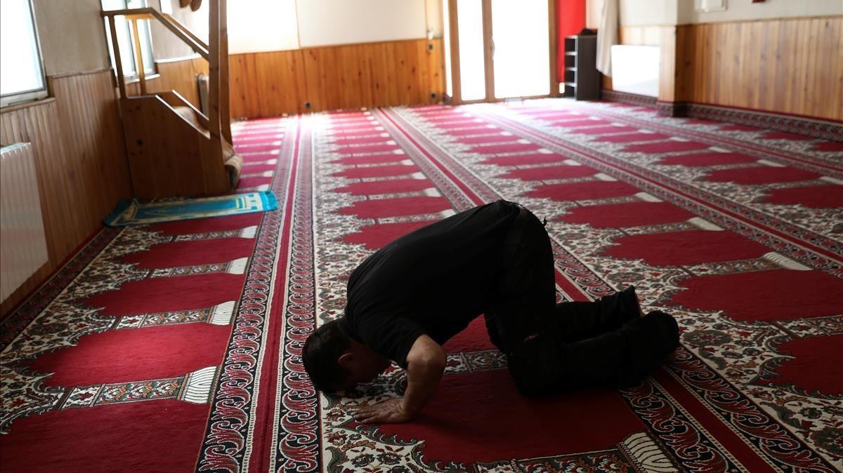 Un hombre reza en la mezquita nueva de Ripoll.