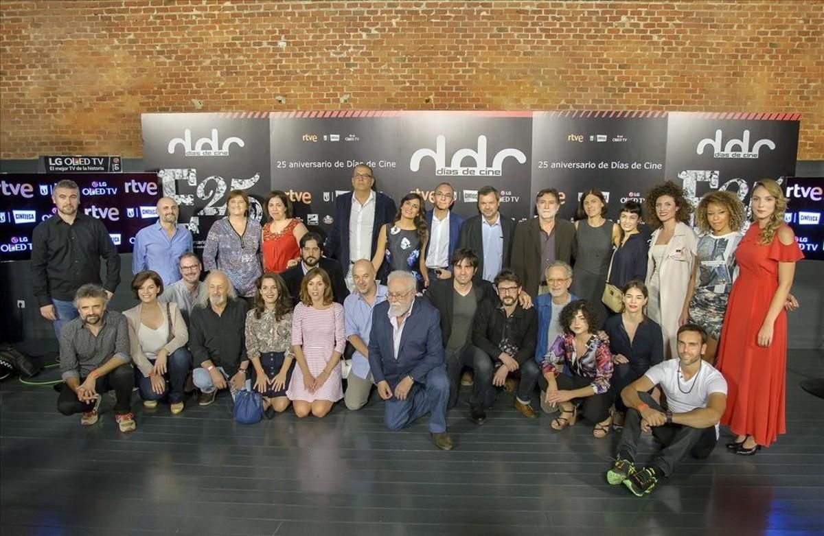 Foto de familia de la fiesta del martes, con los miembros del equipo de ’Días de cines’ y algunos invitados, entre ellos, los directores Montxo Armendáriz, Gonzalo Suárez y Fernando Colomo, así como el actor catalán Pau Durà a la izquierda del grupo. Foto de familia de la fiesta del martes, con los miembros del equipo de ’Días de cines’ y algunos invitados, entre ellos, los directores Montxo Armendáriz, Gonzalo Suárez y Fernando Colomo, así como el actor catalán Pau Durà a la izquierda del grupo.