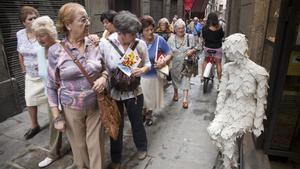 Turistas del Imserso por las calles de Barcelona.