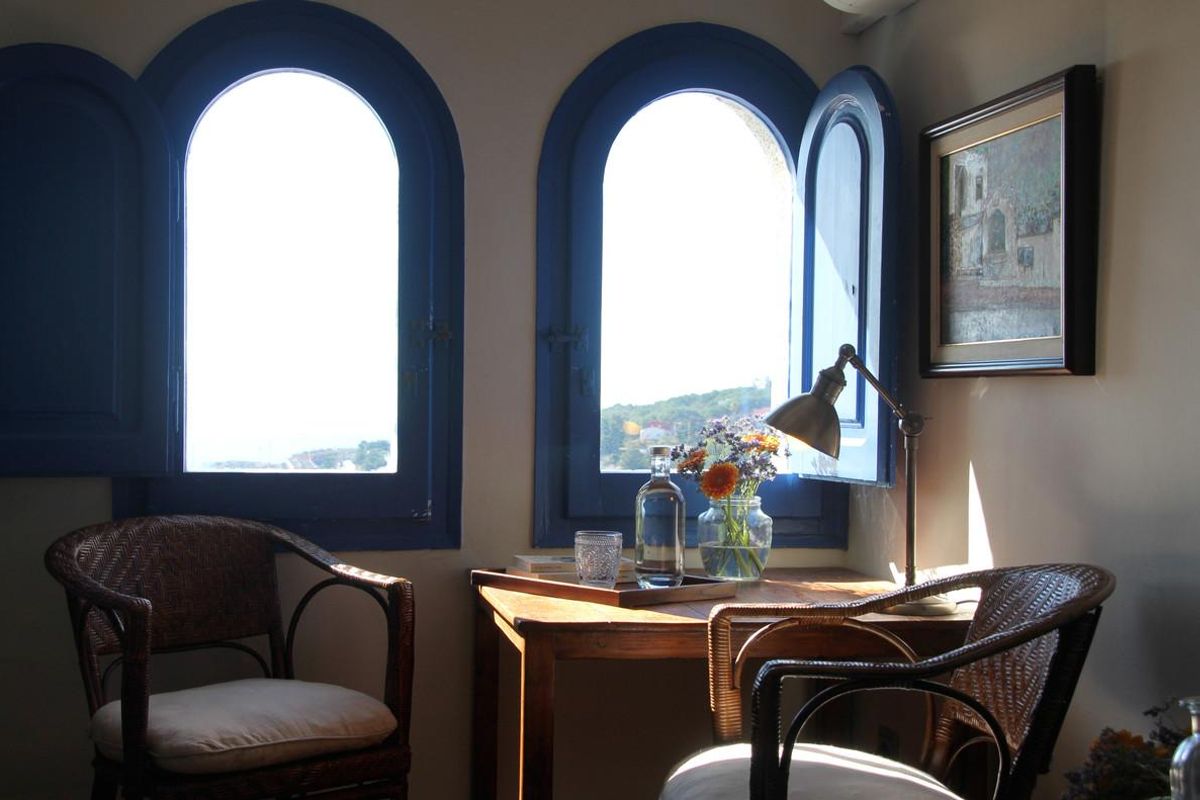 Una de las habitaciones del Hostal de la Plaça, con vistas el mar. Una de las habitaciones del Hostal de la Plaça, con vistas el mar.