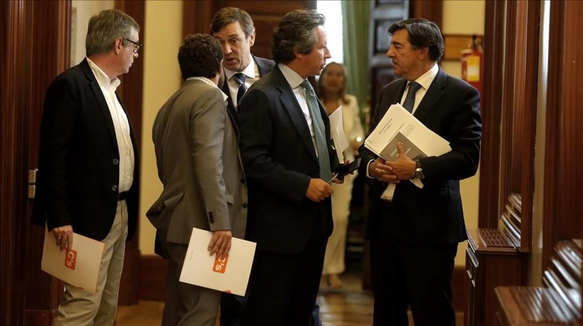 El portavoz del PP conversa con José Manuel Villegas y Miguel Ángel Gutiérrez tras la Junta de Portavoces. El portavoz del PP conversa con José Manuel Villegas y Miguel Ángel Gutiérrez tras la Junta de Portavoces.