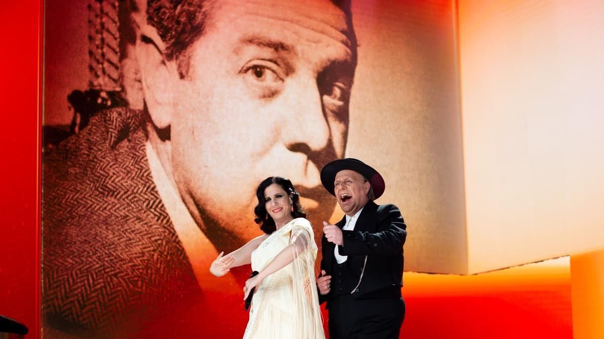 La cantante Diana Navarro y el cómico Carlos Latre durante su actuación homenaje a Berlanga La cantante Diana Navarro y el cómico Carlos Latre durante su actuación homenaje a Berlanga