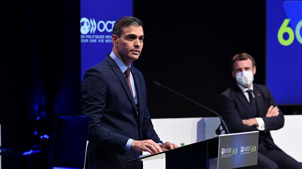 El presidente del Gobierno, Pedro Sánchez, interviene en el acto del 60º aniversario de la OCDE en presencia de Emmanuel Macron, este lunes en París. El presidente del Gobierno, Pedro Sánchez, interviene en el acto del 60º aniversario de la OCDE en presencia de Emmanuel Macron, este lunes en París.