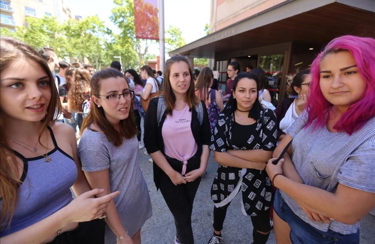 Alumnas del IES Infanta Isabel d’Aragó, en una pausa de las pruebas, en el Campus Ciutadella de la UPF. Alumnas del IES Infanta Isabel d’Aragó, en una pausa de las pruebas, en el Campus Ciutadella de la UPF.