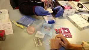 Consulta de una enfermera sobre distintos metodos anticonceptivos en el Centre Jove d’Atenció a les Sexualitats.
