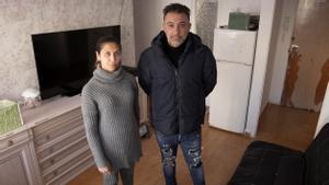 El matrimonio, en el salón del piso en el que lleva 14 años viviendo, en el barrio de Sant Roc, en Badalona.