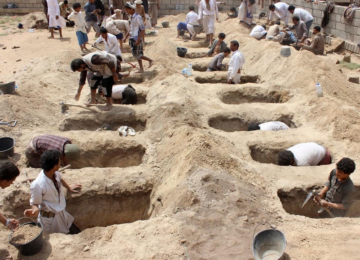 Yemenís cavan tumbas para niños fallecidos durante un ataque aéreo, en agosto del 2018.