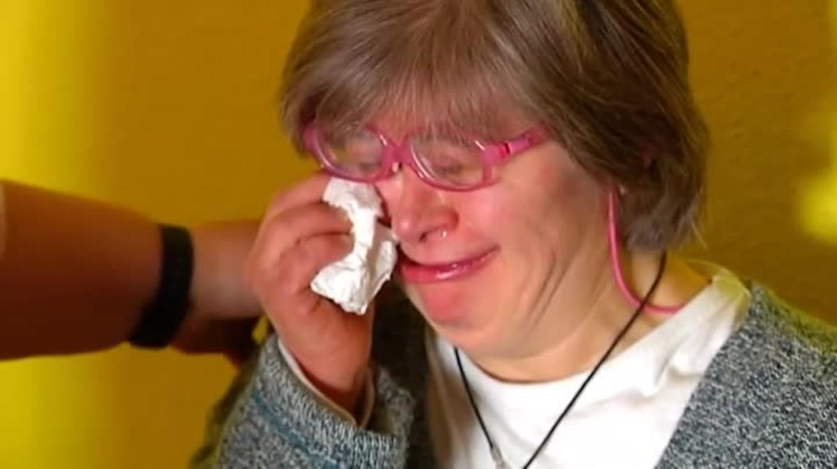 Las lágrimas de Julia esconden el dolor del rechazo. Hace unos días fue expulsada de una charla publicitaria por tener síndrome de Down.