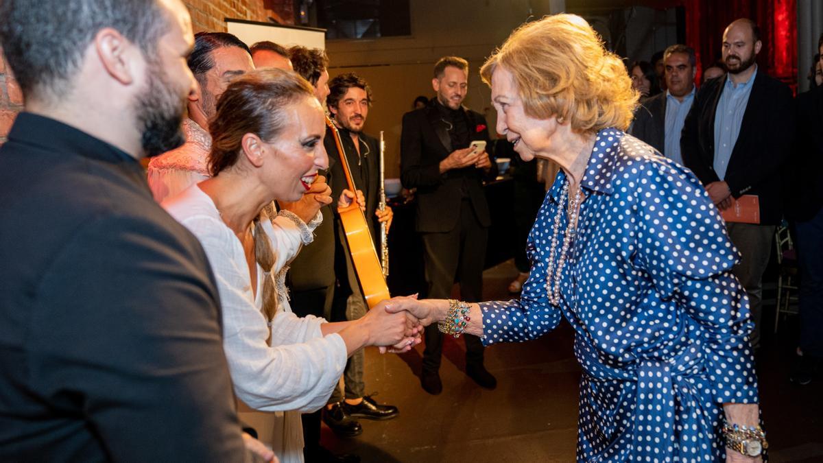 La reina Sofía de España saluda al grupo de flamenco que realizó un acto este 14 de septiembre de 2022, en el teatro Angel Orensanz Foundation de Nueva York La reina Sofía de España saluda al grupo de flamenco que realizó un acto este 14 de septiembre de 2022, en el teatro Angel Orensanz Foundation de Nueva York