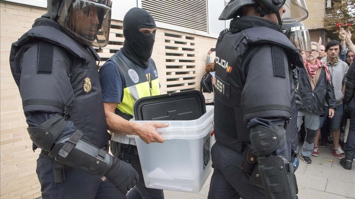 La policia va buscar urnes de metacrilat i cartró abans de l'1-O