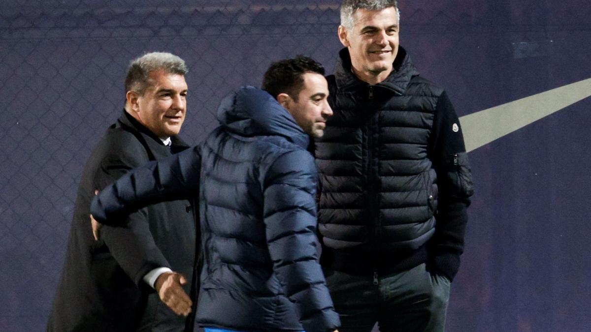 Joan Laporta saluda a Xavi Hernández en un entrenamiento del FC Barcelona Joan Laporta saluda a Xavi Hernández en un entrenamiento del FC Barcelona