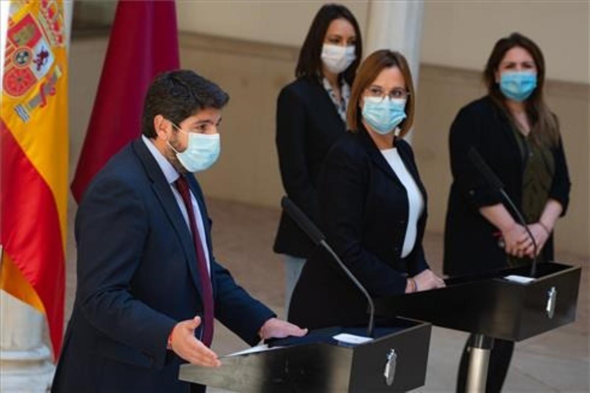 El presidente de la Región de Murcia, Fernando López Miras, y la vicepresidenta Isabel Franco, una de los tres diputados de Ciudadanos que votará en contra de la moción de censura, el 12 de marzo.