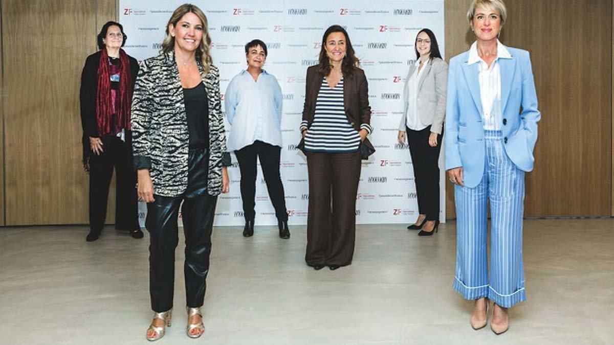 De izda. a dcha., en primera fila: Blanca Sorigué, directora General de Consorci Zona Franca de Barcelona, y Carme Artigas, secretaria de Estado de Digitalización e Inteligencia Artificial. En el centro: Mercè Conesa, presidenta de Port de Barcelona, y al fondo, de izda. a dcha., Regina Llopis, presidenta del Grupo AIA; Rosa Alarcón, presidenta de Transports Metropolitans de Barcelona, y Sara González, ingeniera y tesorera de Young IT Girls. De izda. a dcha., en primera fila: Blanca Sorigué, directora General de Consorci Zona Franca de Barcelona, y Carme Artigas, secretaria de Estado de Digitalización e Inteligencia Artificial. En el centro: Mercè Conesa, presidenta de Port de Barcelona, y al fondo, de izda. a dcha., Regina Llopis, presidenta del Grupo AIA; Rosa Alarcón, presidenta de Transports Metropolitans de Barcelona, y Sara González, ingeniera y tesorera de Young IT Girls.