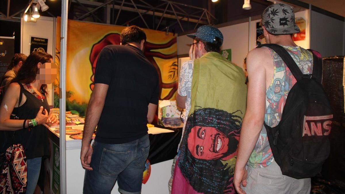 Varios jóvenes se acercan a pedir información al estand de Energy Control instalado en un festival de verano. Varios jóvenes se acercan a pedir información al estand de Energy Control instalado en un festival de verano.