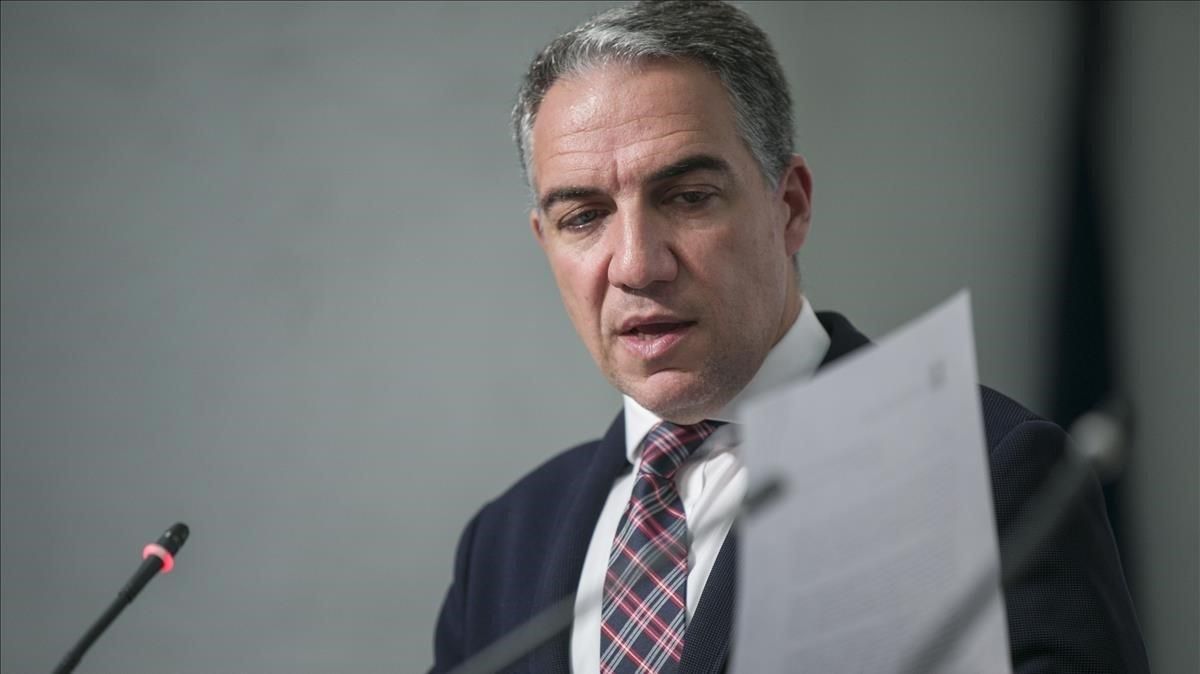 El consejero de Presidencia de la Junta de Andalucía, Elías Bendodo, muestra el informe, en la rueda de prensa posterior al Consejo de Gobierno de la Junta de Andalucía, este martes, en Sevilla. El consejero de Presidencia de la Junta de Andalucía, Elías Bendodo, muestra el informe, en la rueda de prensa posterior al Consejo de Gobierno de la Junta de Andalucía, este martes, en Sevilla.
