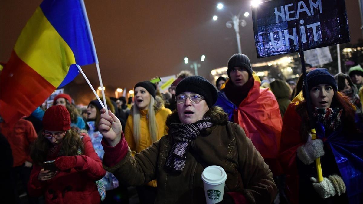 Rumanos se manifiestan contra la corrupción en Bucarest en febrero del 2017, cuando comenzó la oleada de protestas.