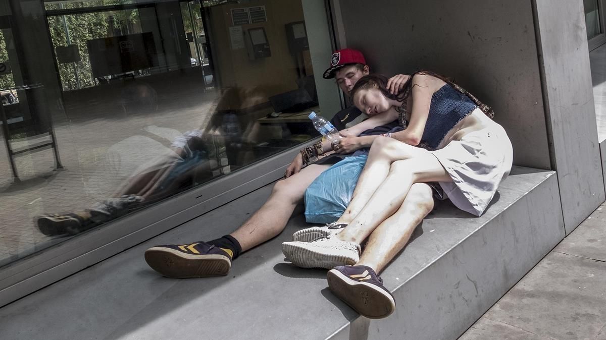 Dos toxicómanos durmiendo en la calle Ramon Berenguer Vell. Dos toxicómanos durmiendo en la calle Ramon Berenguer Vell.