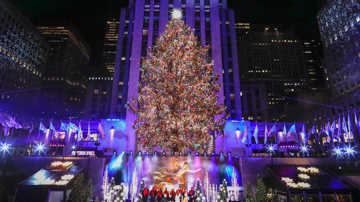 Ya están encendidos los árboles de Navidad más emblemáticos de Estados Unidos. En la foto, el árbol de Navidad del Rockefeller Center en Nueva York, iluminado.