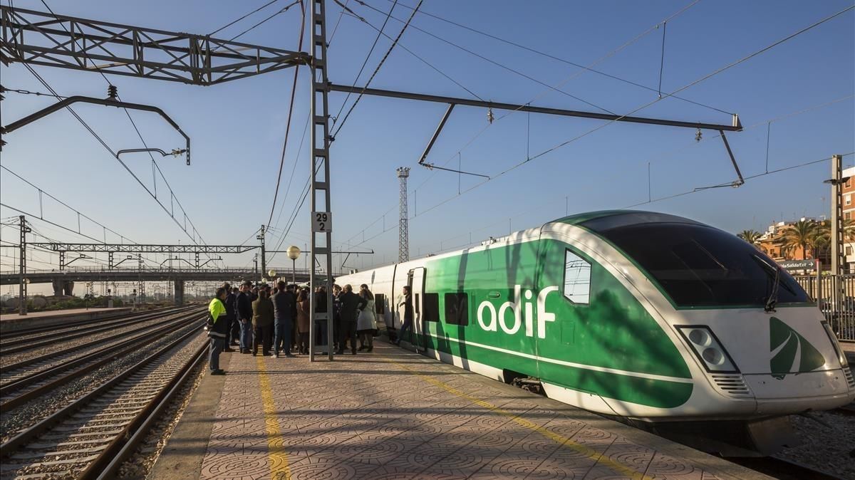 Tren de la línea del AVE de Valencia a Castellón. Tren de la línea del AVE de Valencia a Castellón.