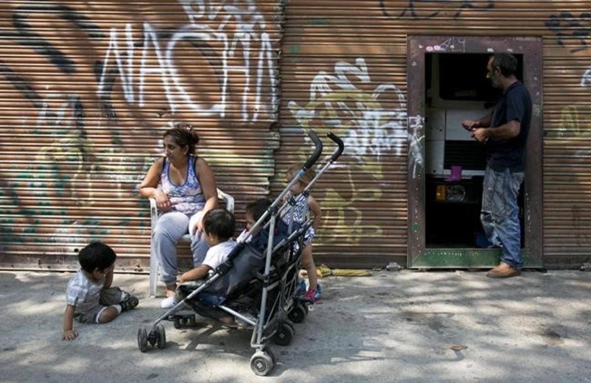 Una familia que vive en una nave ocupada en Poblenou. Una familia que vive en una nave ocupada en Poblenou.