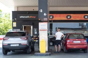 Multa de hasta 100 euros por no seguir las normas de la DGT a la hora de poner gasolina