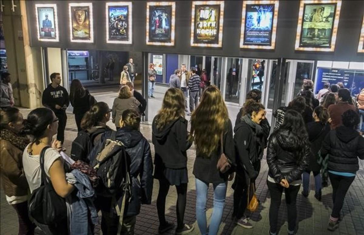 Colas para entrar en un cine en Barcelona durante la edición de la Fiesta del Cine del 2015.