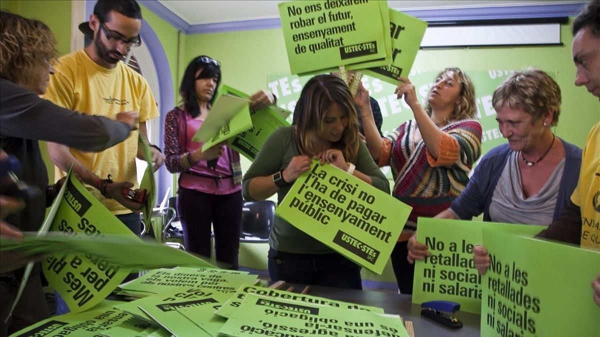 Miembros del sindicato USTEC-STEs, durante la preparación de una manifestación contra los recortes en Educación, en mayo del 2012. Miembros del sindicato USTEC-STEs, durante la preparación de una manifestación contra los recortes en Educación, en mayo del 2012.
