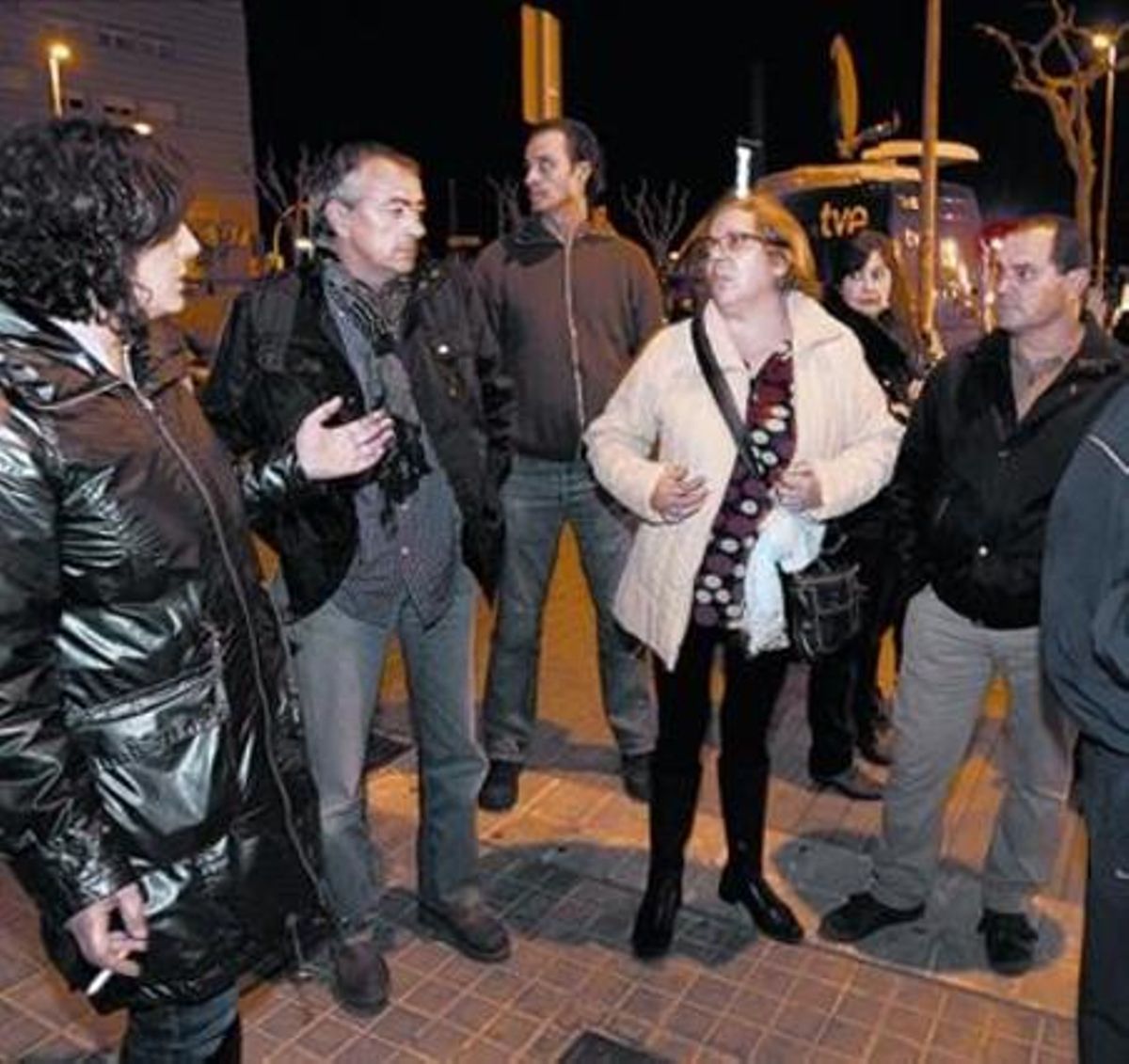 Vecinos y amigos de Óscar Sánchez lamentan el dictamen del juicio de Óscar, ayer en Montgat. Vecinos y amigos de Óscar Sánchez lamentan el dictamen del juicio de Óscar, ayer en Montgat.