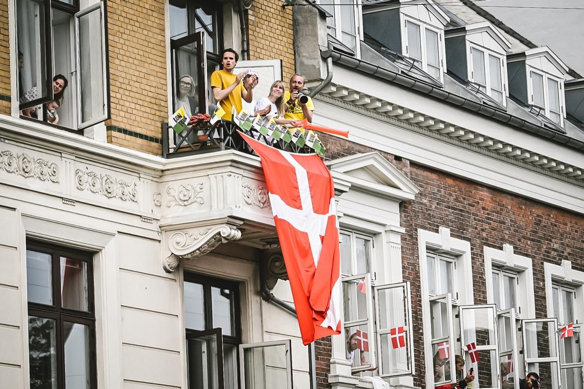 Vecinos de Copenhague siguen la etapa del Tour desde un balcón de la ciudad. Vecinos de Copenhague siguen la etapa del Tour desde un balcón de la ciudad.