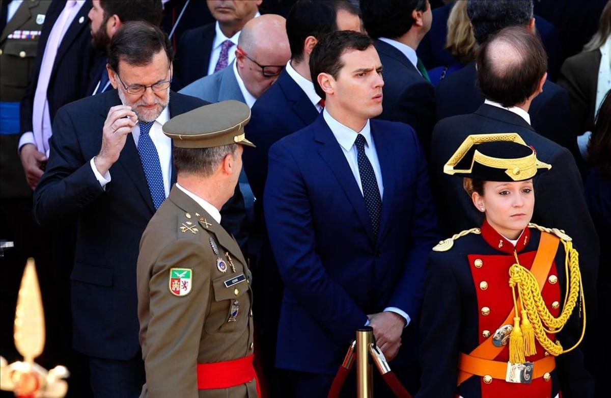 El presidente del Gobierno y del PP, Mariano Rajoy, junto al líder de Ciudadanos, Albert Rivera, en los actos del 2 de mayo en Madrid