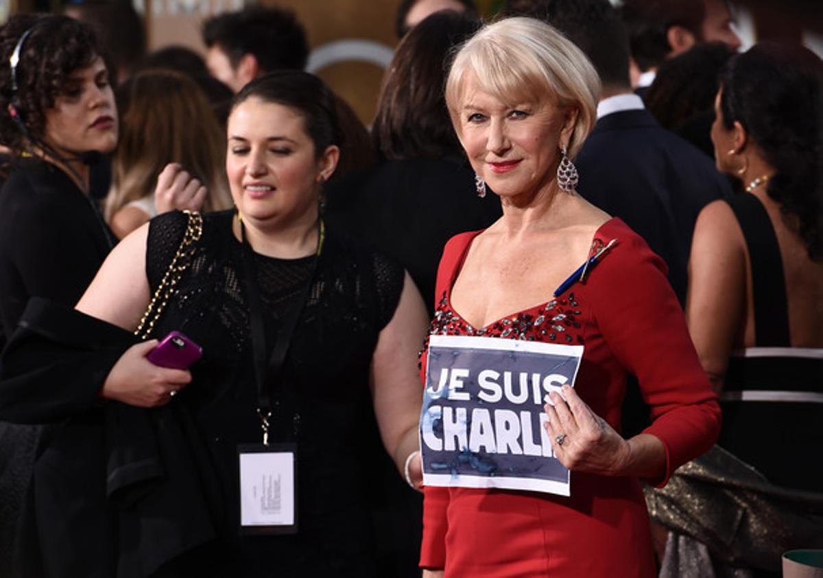 Helen Mirren sostiene un cartel en apoyo a ’Charlie Hebdo’, en la alfombra roja de los Globos de Oro.