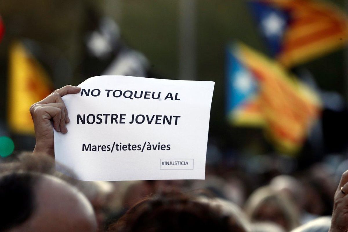 GRAFCAT6714. BARCELONA, 24/10/2019.- Centenares de personas, la mayoría estudiantes, profesores, padres y madres de alumnos se manifiestan en Barcelona convocados por el Sindicat d’Estudiants, en una protesta a la que se han adherido otros sindicatos y colectivos soberanistas, para expresar su rechazo a lo que consideran represión contra los jóvenes por parte de la policía.EFE/ Jesús Diges GRAFCAT6714. BARCELONA, 24/10/2019.- Centenares de personas, la mayoría estudiantes, profesores, padres y madres de alumnos se manifiestan en Barcelona convocados por el Sindicat d’Estudiants, en una protesta a la que se han adherido otros sindicatos y colectivos soberanistas, para expresar su rechazo a lo que consideran represión contra los jóvenes por parte de la policía.EFE/ Jesús Diges