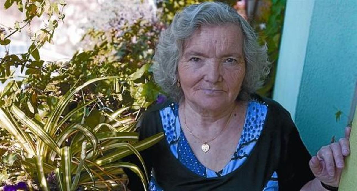 La infatigable Julia Aceituno, en el piso en que vive junto a su familia en Trinitat Nova, la semana pasada. La infatigable Julia Aceituno, en el piso en que vive junto a su familia en Trinitat Nova, la semana pasada.