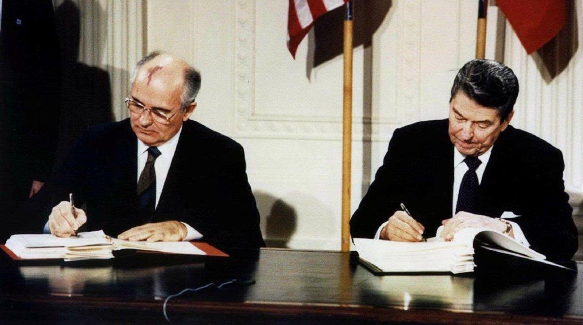 Mikhail Gorbarchov y Ronald Reagan durante la firma del tratado INF, en Washington en 1987.