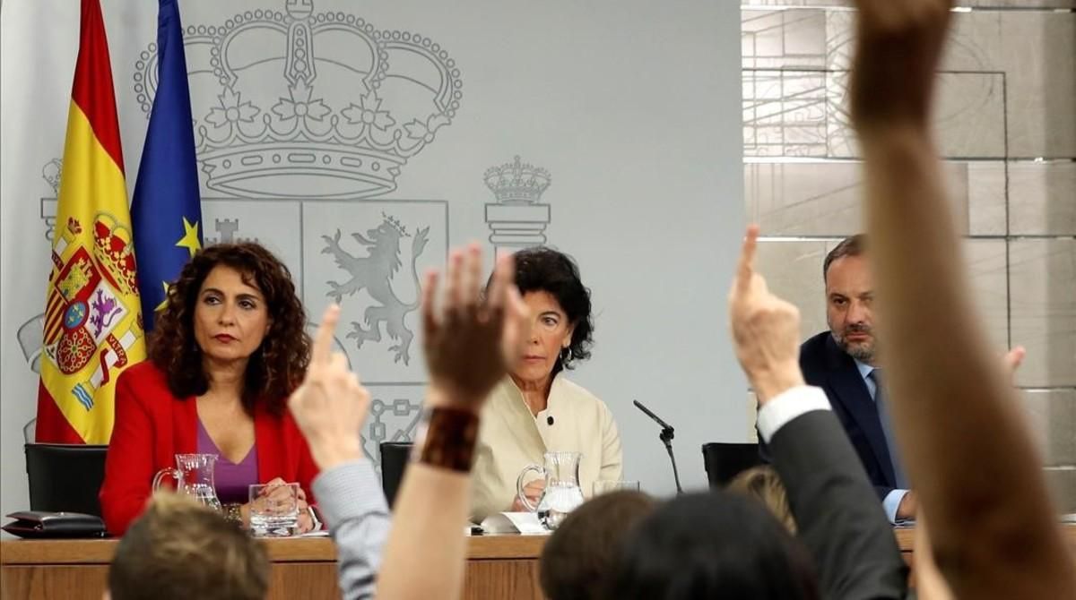 La ministra de Hacienda, Maria Jesus Montero, la ministra portavoz, Isabel Celaá, y el titular de Fomento, Jose Luis Ábalos, en rueda de prensa tras la reunion del Consejo de Ministros. La ministra de Hacienda, Maria Jesus Montero, la ministra portavoz, Isabel Celaá, y el titular de Fomento, Jose Luis Ábalos, en rueda de prensa tras la reunion del Consejo de Ministros.