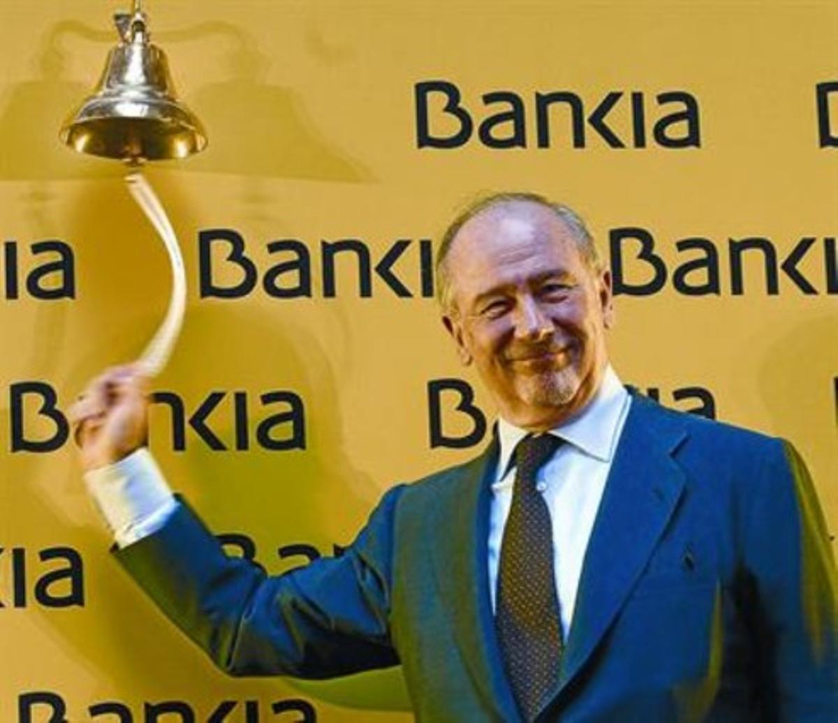 Rodrigo Rato, tocando la campana en el día que Bankia salió a bolsa, en el 2011.