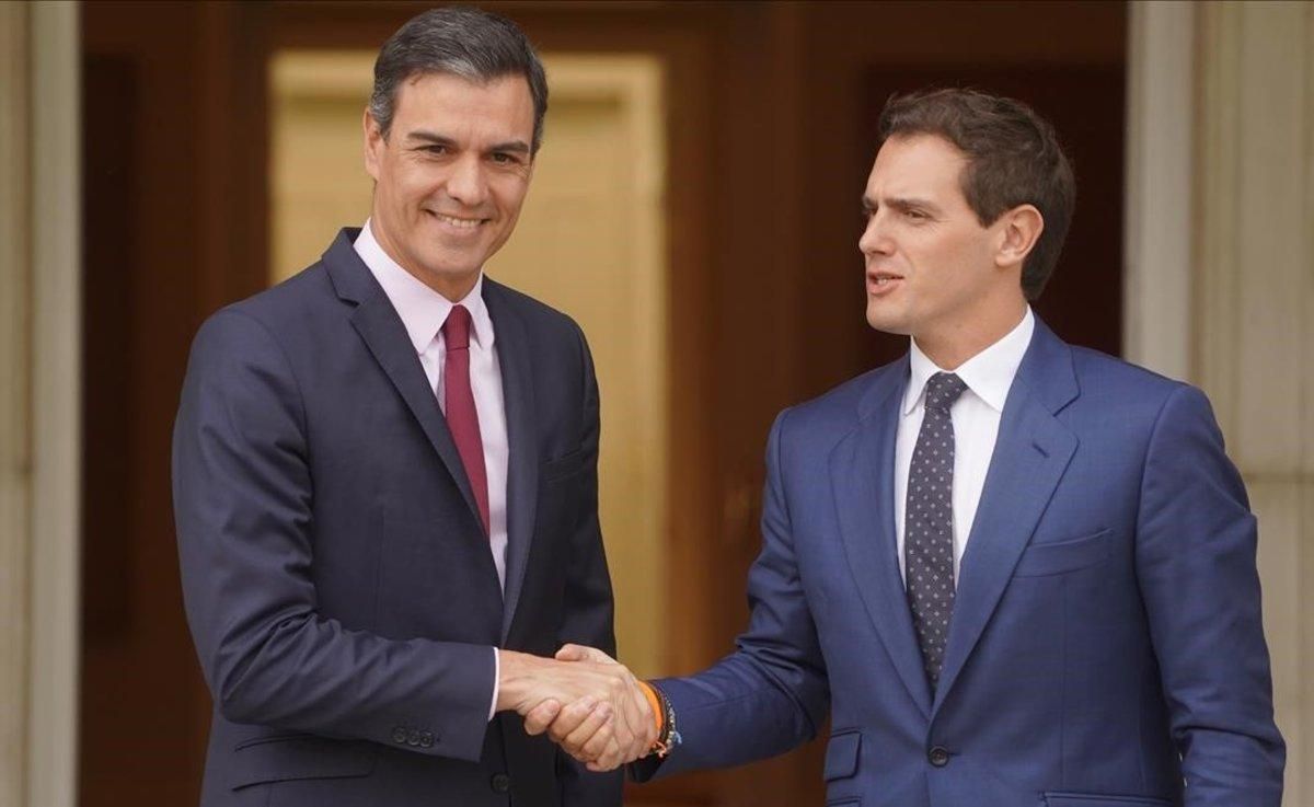 Pedro Sánchez recibe a Albert Rivera en la Moncloa, este martes. Pedro Sánchez recibe a Albert Rivera en la Moncloa, este martes.