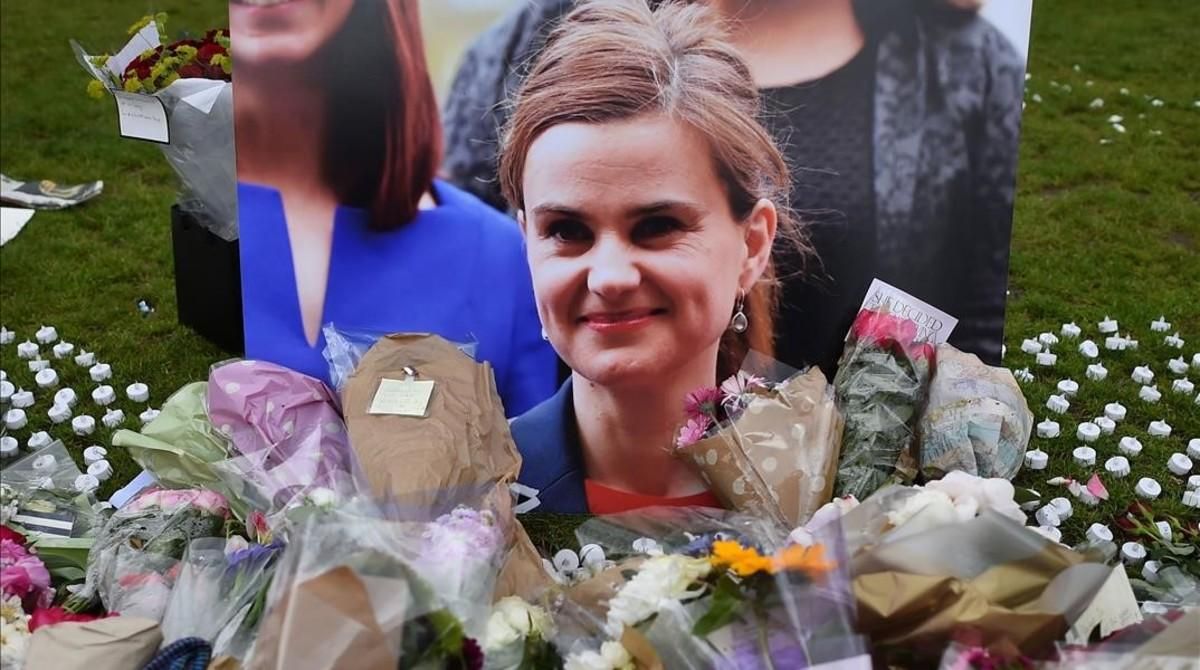 Flores en un homenaje a la diputada Jo Cox, en la foto, en Parliament Square, en Londres, el 18 de junio. Flores en un homenaje a la diputada Jo Cox, en la foto, en Parliament Square, en Londres, el 18 de junio.