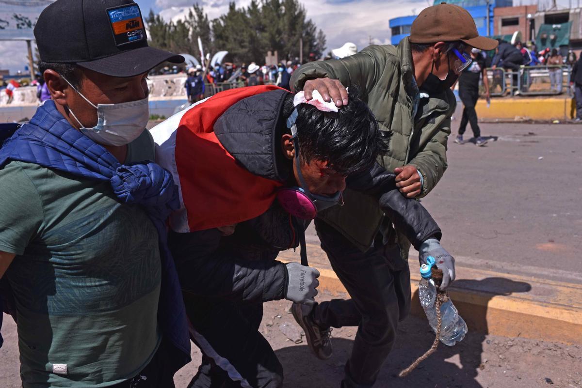  Un herido por los enfrentamientos entre los manifestantes y la policía  en Juliaca (Perú).