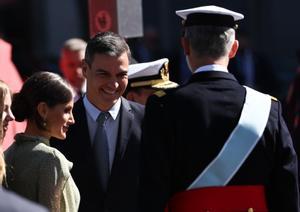 La reina Letizia, Pedro Sánchez y el Rey, este miércoles en el desfile militar en el Paseo de la Castellana de Madrid.
