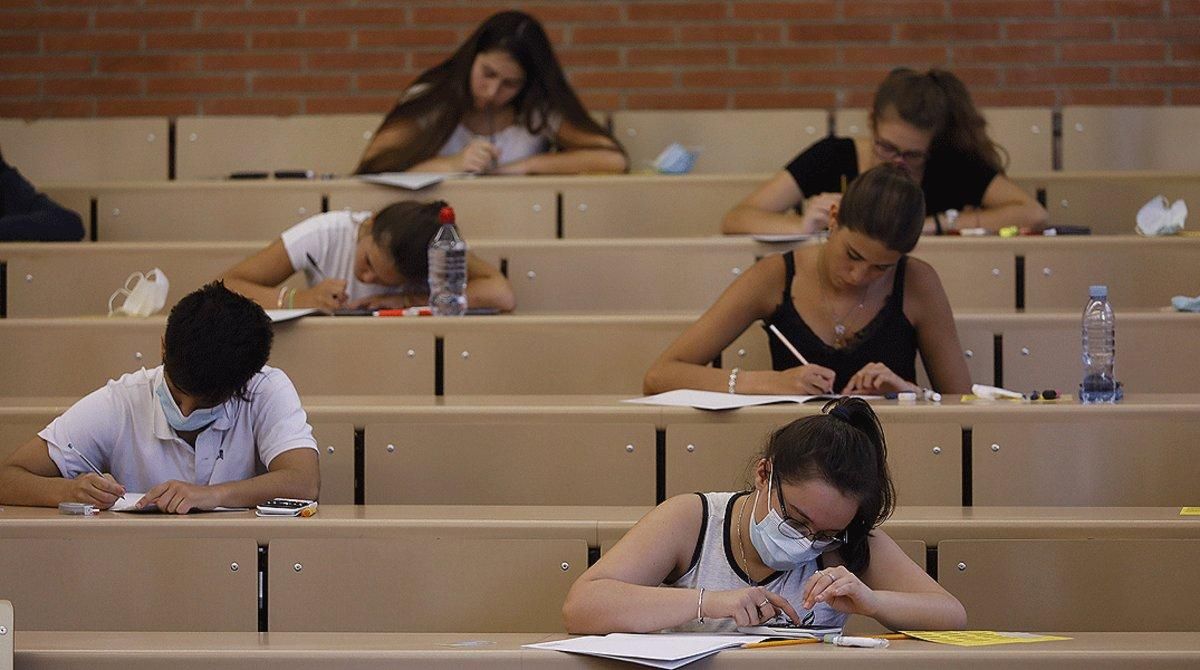 Varios estudiantes, durante las pruebas de acceso a la universidad, el pasado 7 de julio en la Universitat de Barcelona. Varios estudiantes, durante las pruebas de acceso a la universidad, el pasado 7 de julio en la Universitat de Barcelona.