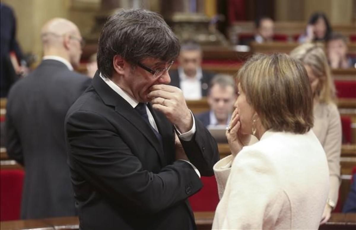 Carles Puigdemont y Carme Forcadell en el Parlament. Carles Puigdemont y Carme Forcadell en el Parlament.