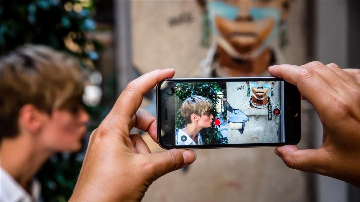 Katrina Affleck, cofundadora de la app Beyond Street Art, se deja besuquear por un grafiti de BL2A. Katrina Affleck, cofundadora de la app Beyond Street Art, se deja besuquear por un grafiti de BL2A.