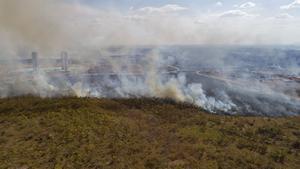 Vista general de un incendio forestal en las cercanías de la ciudad de Cuiabá en el estado de Mato Grosso (Brasil), en una fotografía de archivo. EFE/Rogerio Florentino