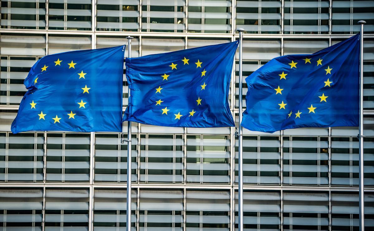 Banderas europeas ondeando frente al edificio de la Comisión en Bruselas.
