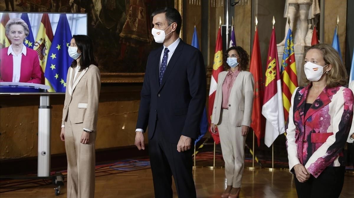 Pedro Sánchez (centro), junto a Pilar Llop (izquierda), Nadia Calvino (derecha) y María Jesús Montero, con Ursula von der Leyen en la pantalla, durante la conferencia de presidentes autonomicos celebrada el 26 de octubre. Pedro Sánchez (centro), junto a Pilar Llop (izquierda), Nadia Calvino (derecha) y María Jesús Montero, con Ursula von der Leyen en la pantalla, durante la conferencia de presidentes autonomicos celebrada el 26 de octubre.